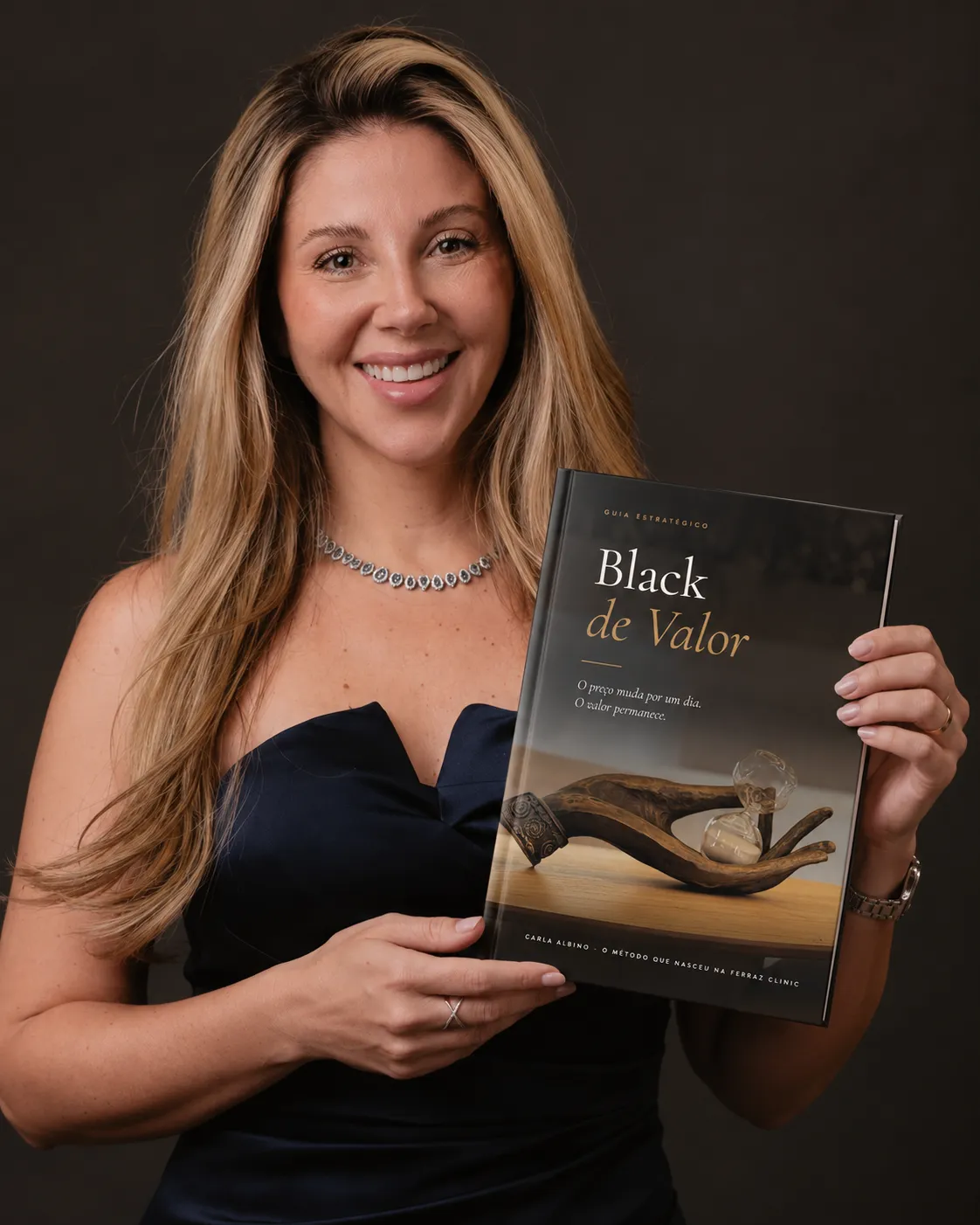Carla Albino, CEO da Ferraz Clinic, segurando a cartilha Black de Valor